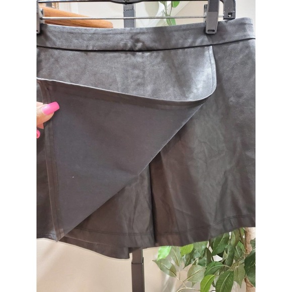 Iris Los Angeles Women's Black Faux Leather Skater Wrap Skirt Size Large - Picture 2 of 16